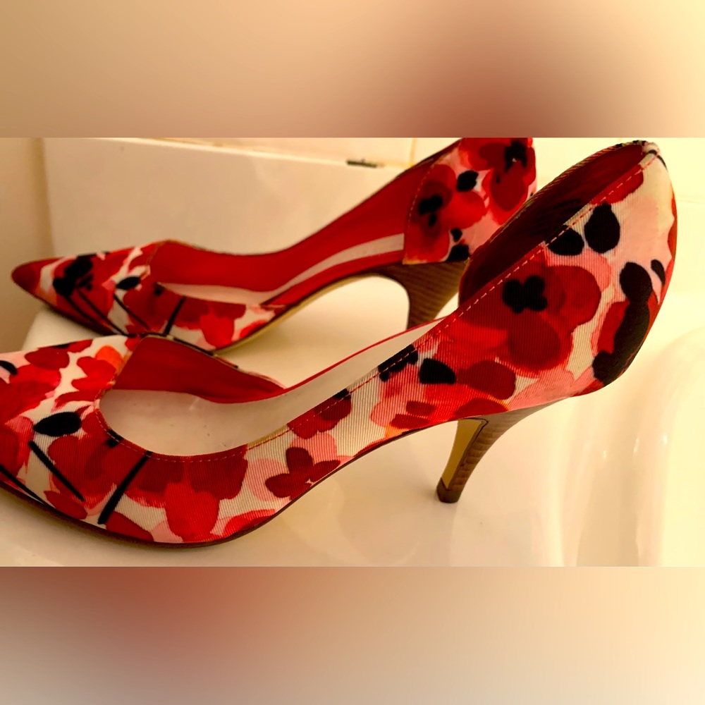Beautiful abstract floral Anne Klein pumps